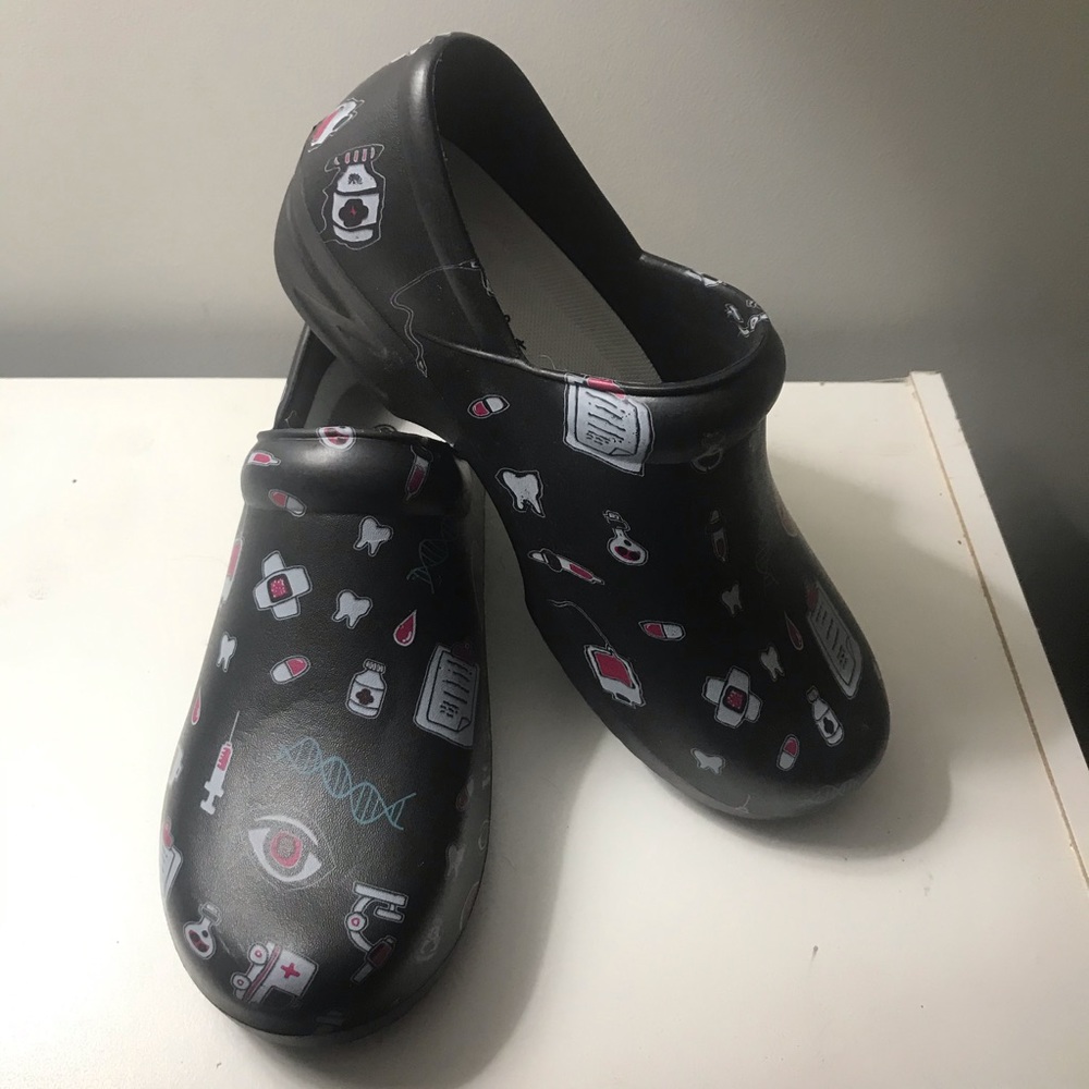 NEW Comfort Trendz Nursing Clogs